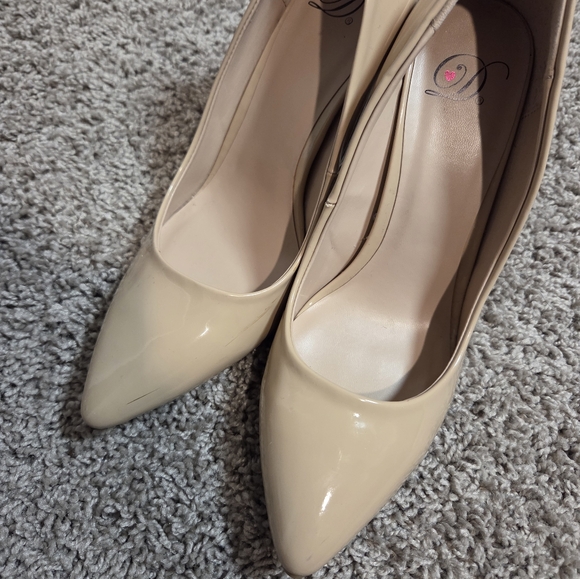 Classic Women's Patent Pointed-Toe Pumps in Nude - Picture 12 of 13